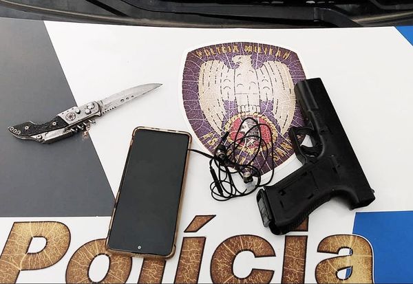 O suspeito foi abordado pela polícia após uma vítima de roubo contar que havia sido ameaçado para entregar o celular e dinheiro