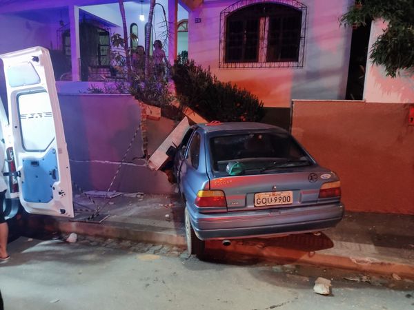 Carro bate e destrói muro de casa em Colatina