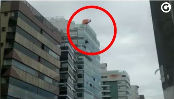 Homem de parapente preso no alto de prédio na Praia da Costa
