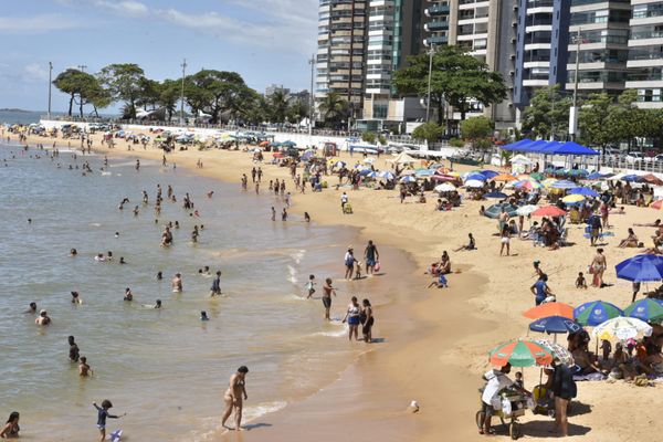 Praias da Sereia e da Costa, em Vila Velha, ficaram cheias neste feriado por Ricardo Medeiros