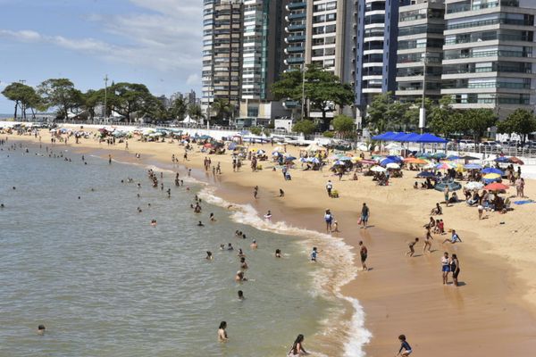 Praias da Sereia e da Costa, em Vila Velha, ficaram cheias neste feriado