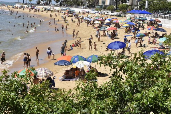 Praias da Sereia e da Costa, em Vila Velha, ficaram cheias neste feriado por Ricardo Medeiros
