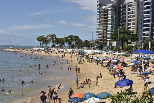 Praias da Sereia e da Costa, em Vila Velha, ficaram cheias neste feriado
