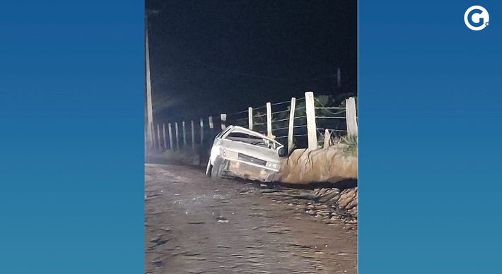 Veículo capotou após bater em barranco na noite desta segunda (15). A vítima ainda não foi identificada, de acordo com informações da Polícia Militar