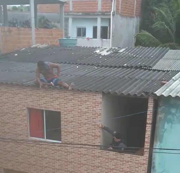 Homem subiu no telhado para fugir de policiais após agredir mulher em Vila Velha