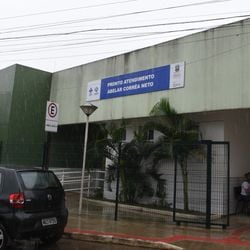 Vítima de 17 anos foi atingida na perna e disse que suspeitos estavam em uma motocicleta; crime ocorreu na madrugada desta quinta-feira (24)