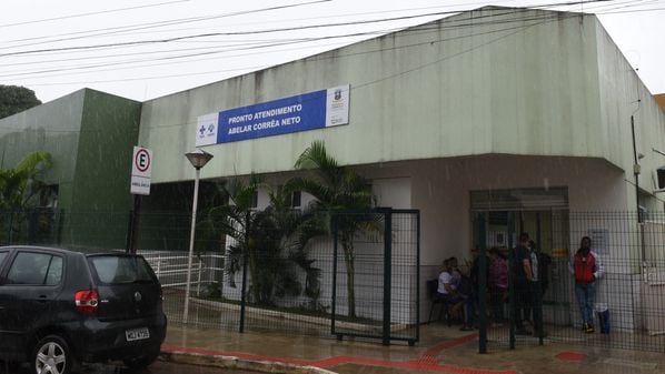 Vítima de 17 anos foi atingida na perna e disse que suspeitos estavam em uma motocicleta; crime ocorreu na madrugada desta quinta-feira (24)