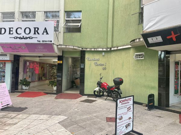 Incêndio atingiu um estabelecimento no Camburi Center I, em Vitória por Divulgação | Defesa Civil de Vitória