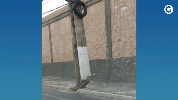 Poste torto na Avenida Carlos Lindenberg, em Vila Velha