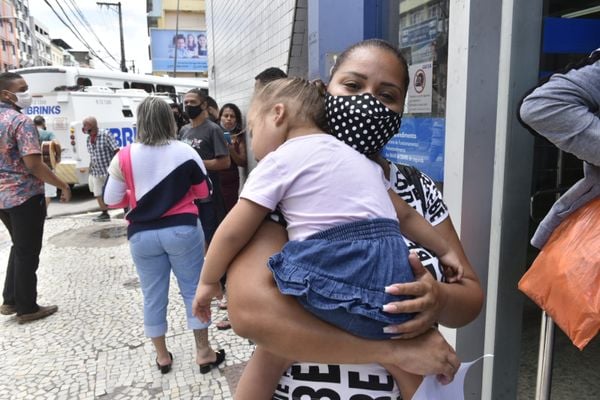 Primeiro dia de pagamentos do Auxílio Brasil causa fila em agência de Campo Grande, Cariacica