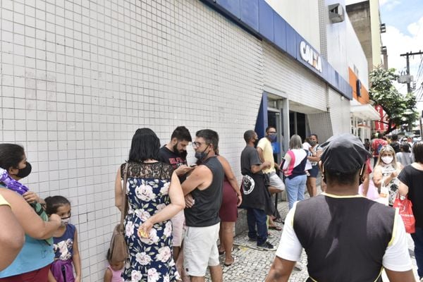 Primeiro dia de pagamentos do Auxílio Brasi c