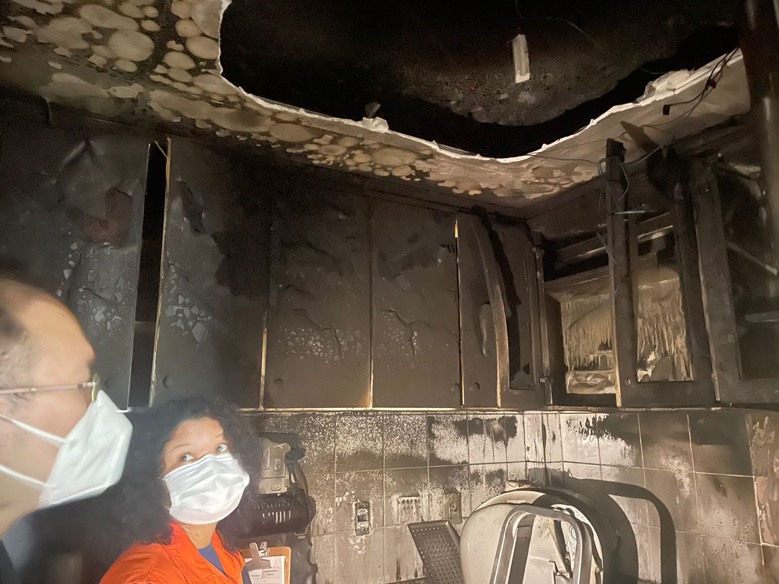 Sala em que incêndio teve início ficou bastante suja de fuligem e o forro do teto caiu