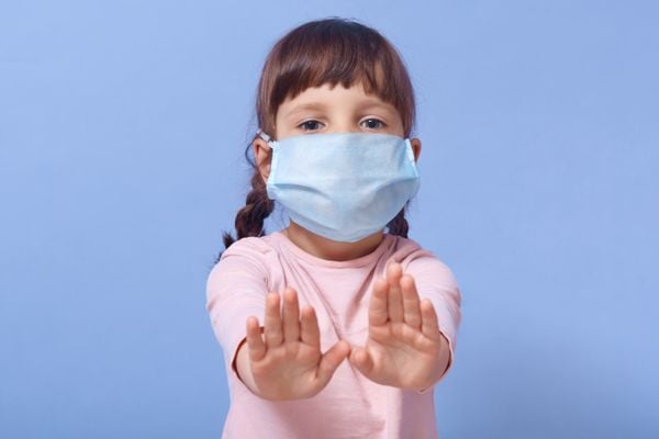 Para prevenir viroses entre as crianças, a máscara funciona como um dos métodos mais eficazes 