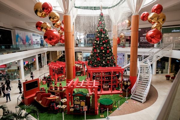 A Promoção de Natal vai até o dia 30 de dezembro. A cada R$ 350 em compras, o cliente ganha um número da sorte para concorrer a 50 vales-compra.