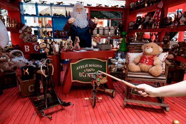 As crianças poderão viver uma experiência única no Shopping Vitória, dando vida a alguns brinquedos do Atelier do Noel com uma varinha mágica.