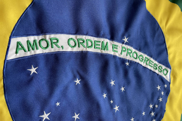Campanha quer escrever 'amor' na bandeira do Brasil e combater ódio ...
