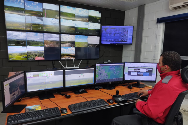 Central de monitoramento de onde equipes da Suzano acompanham ocorrências na área florestal 24 horas. Crédito: Suzano/Divulgação