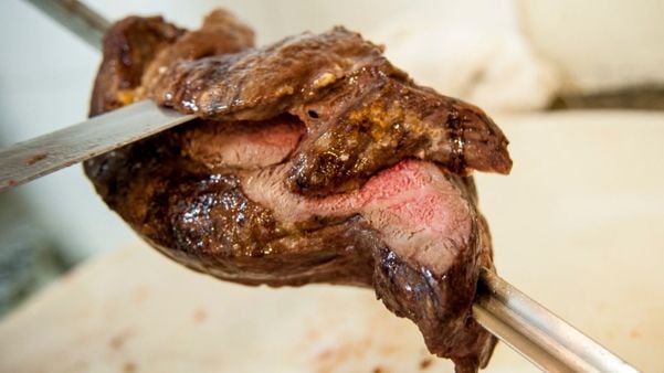 Picanha churrasco assado no espeto na brasa churrasco é muito consumido em  todo brasil