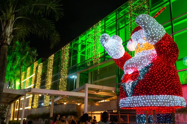 Na área externa, além da iluminação de fachada, há um Papai Noel instagramável gigante, com 6 metros de altura.