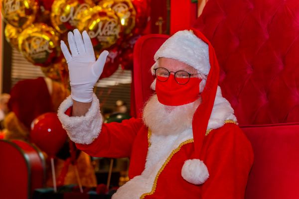 Neste ano, o Papai Noel retorna presencialmente ao Shopping Vitória e as famílias podem tirar a foto tradicional de Natal.