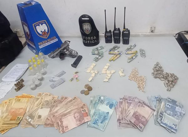 Com os suspeitos, a polícia encontrou drogas, dinheiro e rádios comunicadores, além de uma arma