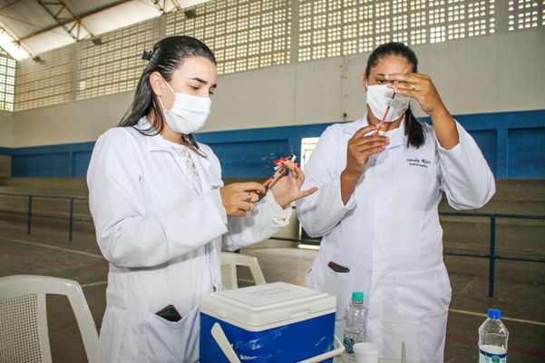 Equipe prepara seringa para vacinação contra a Covid-19