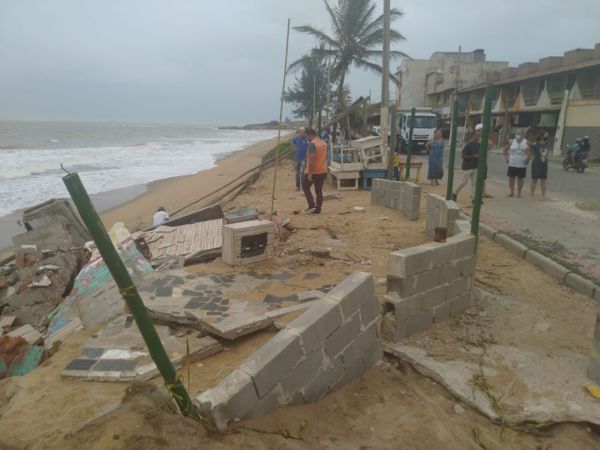 Força da maré ajuda destruir quiosque interditado em Marataízes