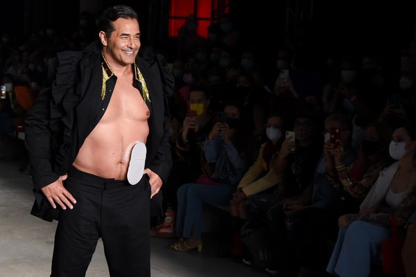 Luciano Szafir desfila com bolsa de colostomia no SPFW