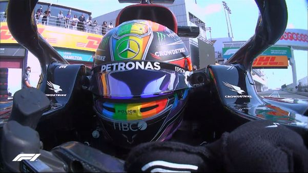 O piloto Lewis Hamilton apareceu com um capacete com as cores da bandeira LGBTQIA+