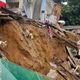 Imagem - Deslizamento de terra derruba casa e deixa três feridos em Cariacica