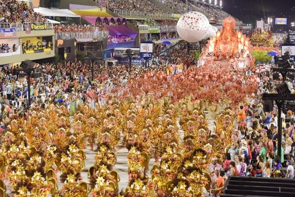 Apresentação da escola de samba Viradouro no primeiro dia de desfile das escolas de samba do Grupo Especial do Rio de Janeiro, em 2020