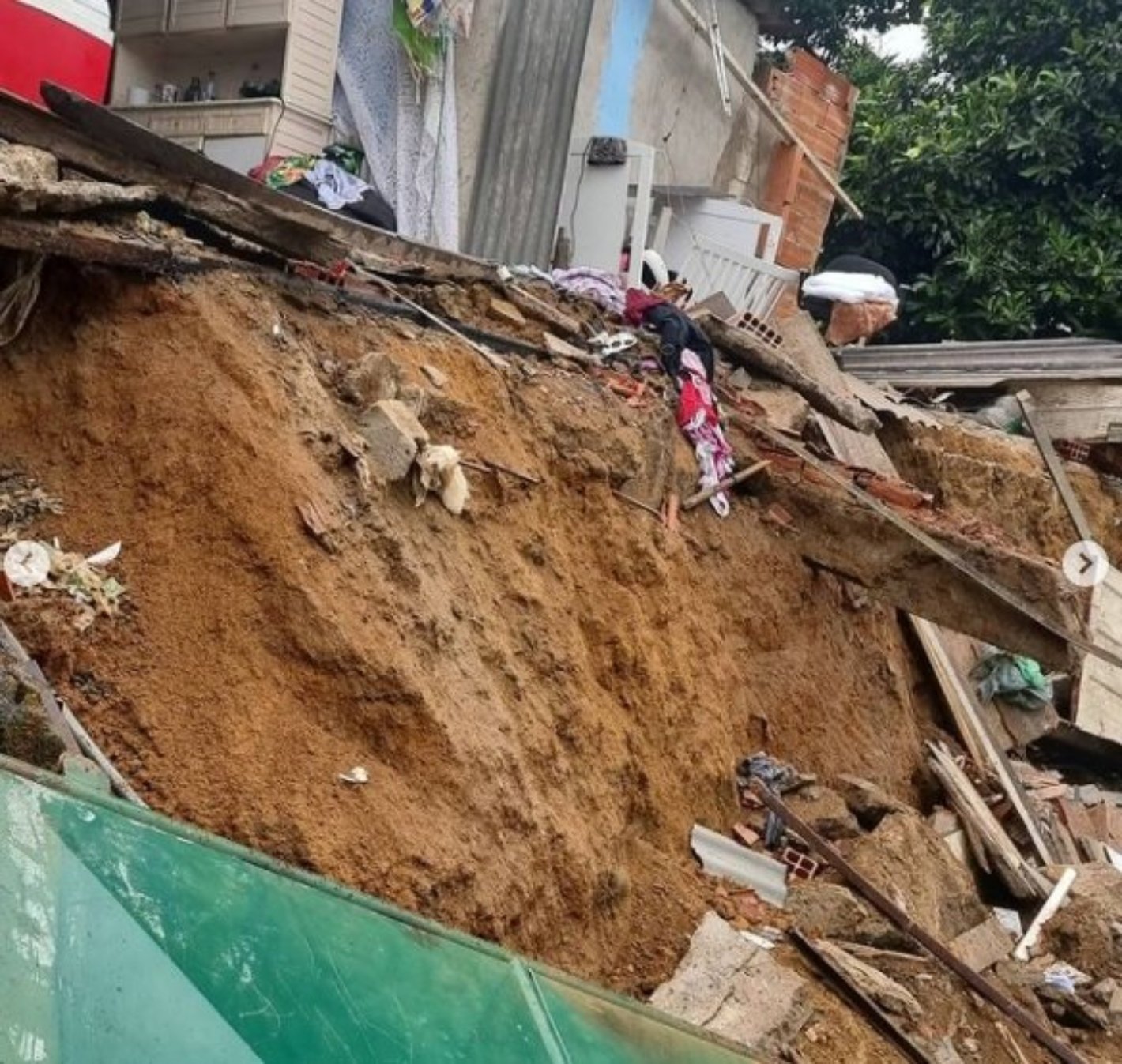 A Gazeta  Muro em estacionamento ameaça desabar em Cariacica