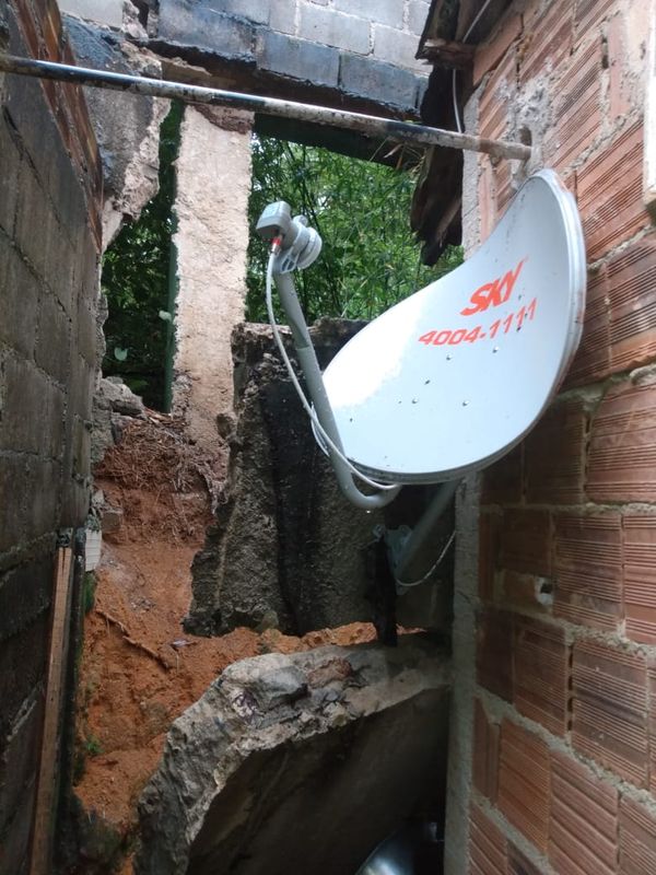 Desabamento de parte de um muro na Rua São Paulo, no Bairro Bela Vista., em Guarapari por Internauta