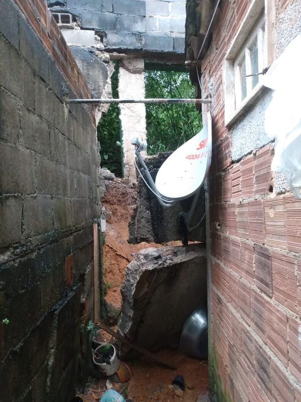 Desabamento de parte de um muro na Rua São Paulo, no Bairro Bela Vista., em Guarapari por Internauta