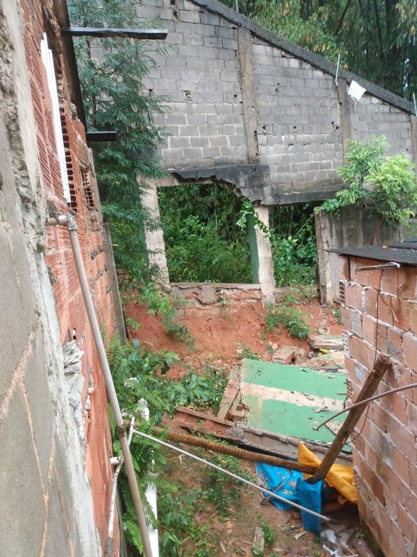Desabamento de parte de um muro na Rua São Paulo, no Bairro Bela Vista., em Guarapari por Internauta