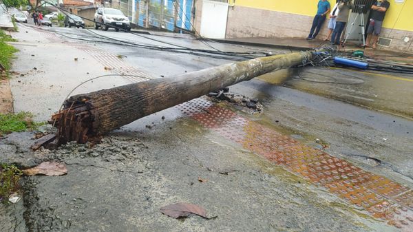 Poste cai no meio da rua em Cariacica por Gabriela Ribeti