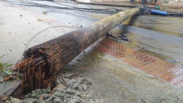 Poste cai no meio da rua em Cariacica por Gabriela Ribeti