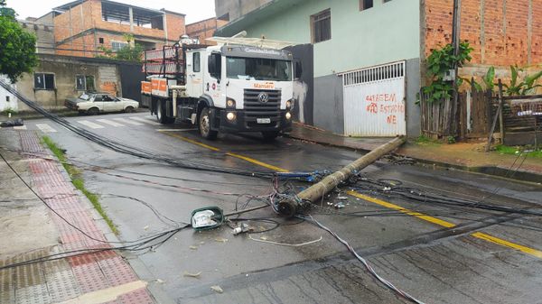 Poste cai no meio da rua em Cariacica por Gabriela Ribeti