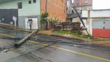 poste tombado sob a via no Bairro Itapemirim, em Cariacica(Gabriela Ribeti)