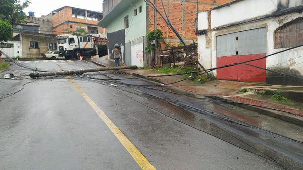 Poste cai no meio da rua em Cariacica por Gabriela Ribeti