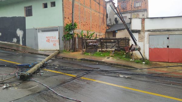 Poste cai no meio da rua em Cariacica por Gabriela Ribeti