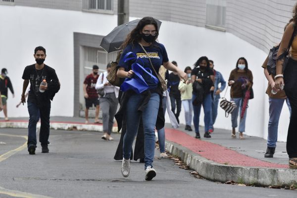Jovens correm para não perder a prova do Enem 2021 na Faesa por Ricardo Medeiros