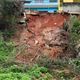 Imagem - Muro cai e parte de rua desmorona em Cachoeiro