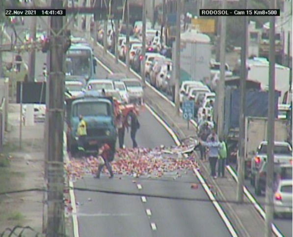 Acidente com um caminhão carregado de cerveja interdita a Rodovia do Sol, na altura da Praia de Itaparica, em Vila Velha