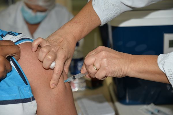 Além de vacinar nas unidades de saúde, município também realiza ações em terminais e shoppings