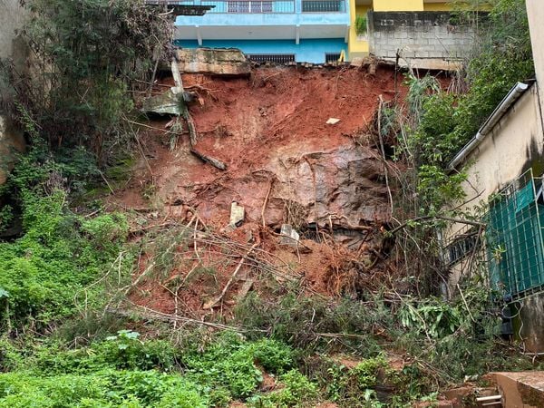 Muro cai e parte de rua desmorona após chuva em Cachoeiro de Itapemirim