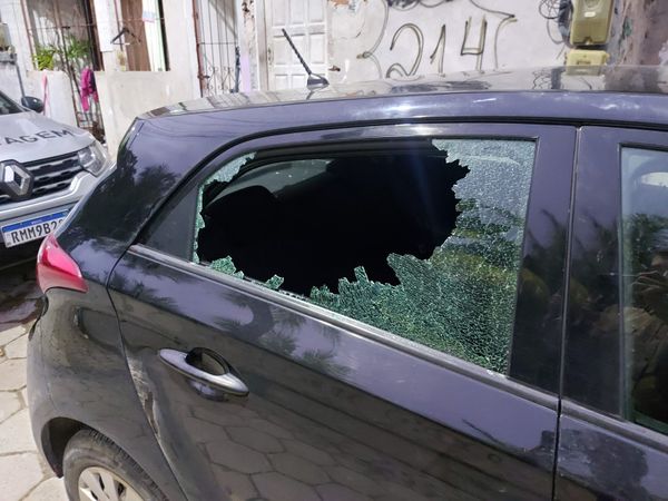 O pescador tentou se proteger atrás deste carro quando criminosos começaram a atirar na Rua 23 de Abril, em Vitória