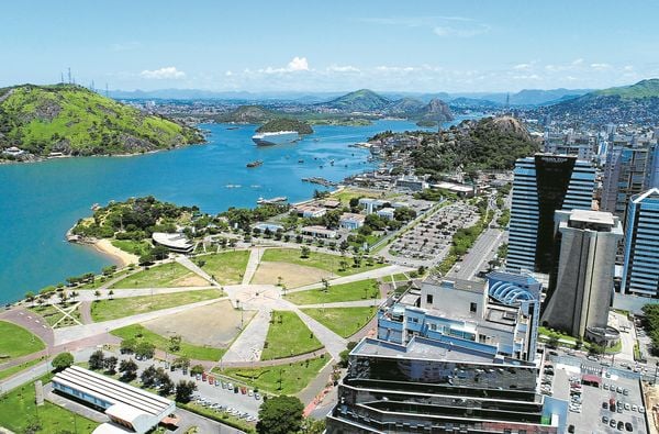 Vista aérea das obras do Cais das Artes em Vitória