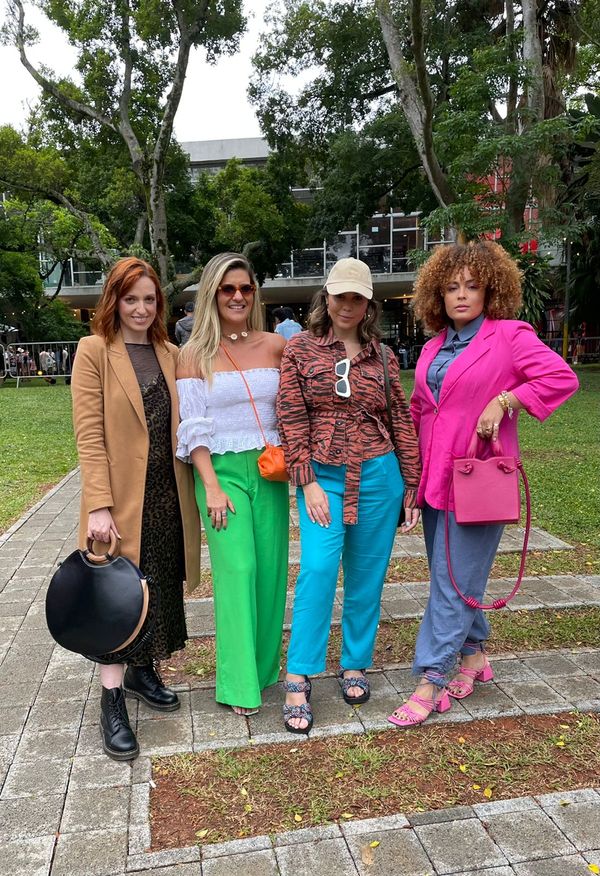 A assessora de Marketing de Influência Roberta Escher marca presença no Spfw com as influenciadoras capixabas Mariana de Carvalho, Bianca Queiroz e Érika Paiva.