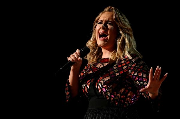 Adele abandona entrevista após jornalista não ouvir seu disco